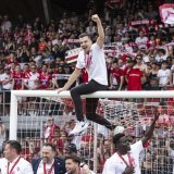 Kevin Bua, joueur du FC Sion, assis sur la barre transversale, jubile après la rencontre de football de Challenge League entre FC Sion et FC Schaffhouse ce lundi 20 Mai 2024.